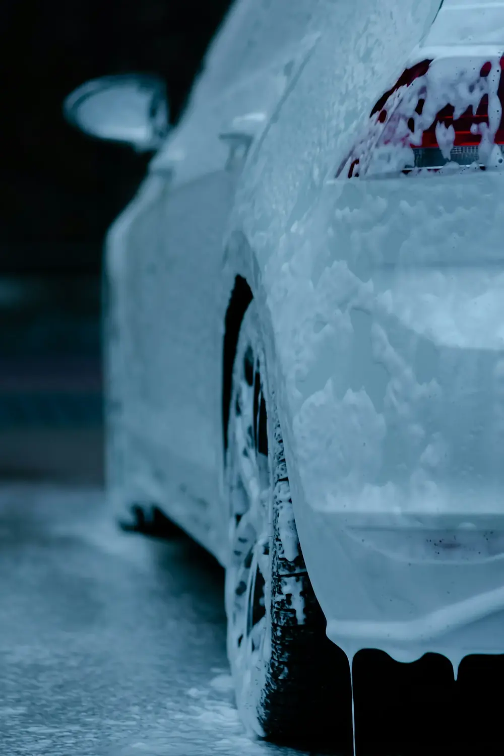 Gotas de agua sobre la pintura de un carro blanco