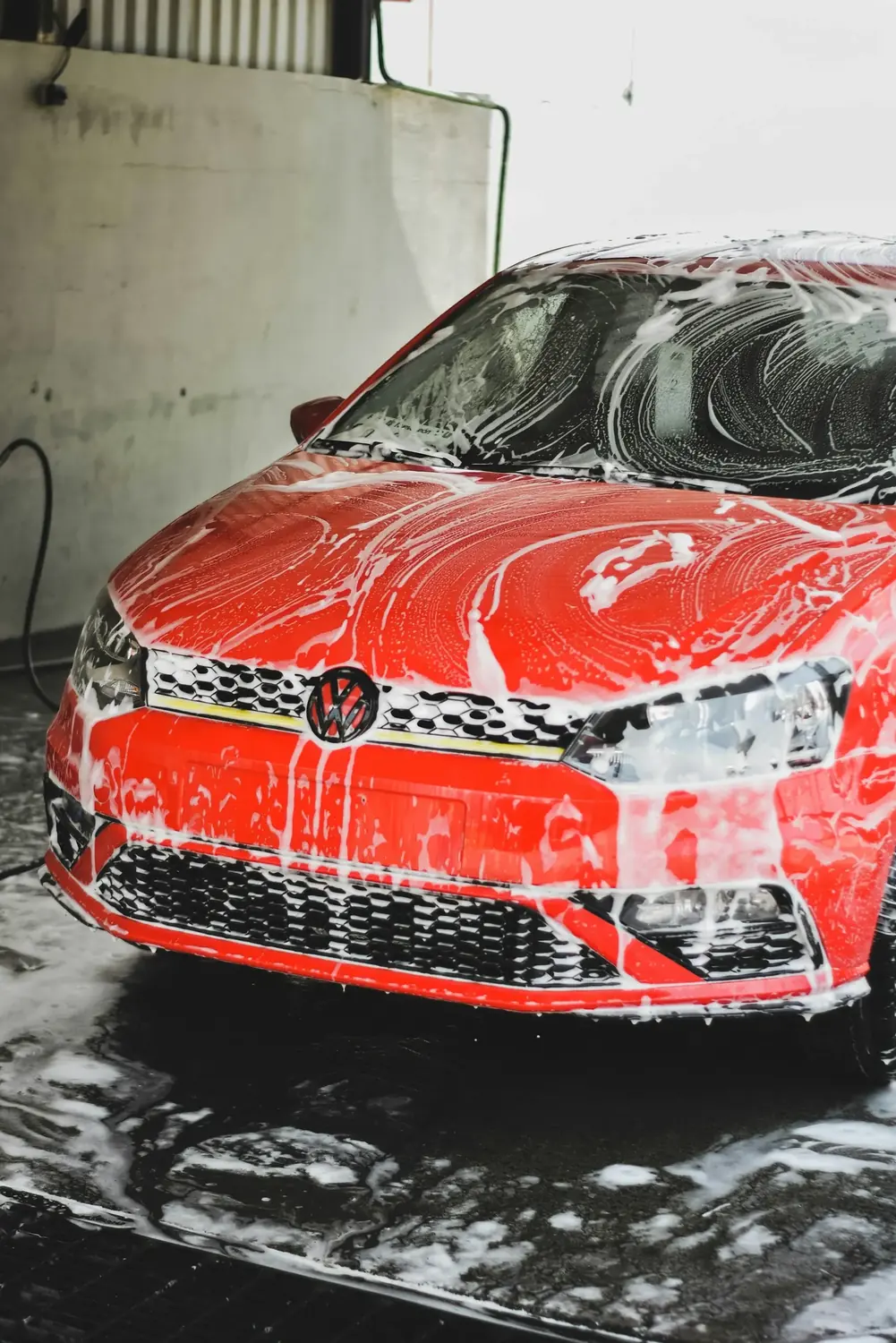 Carro rojo cubierto de espuma